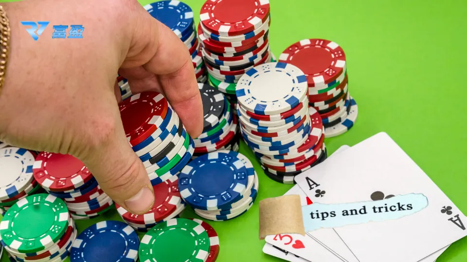 財神娛樂城百家樂技巧，圖中有籌碼與撲克牌