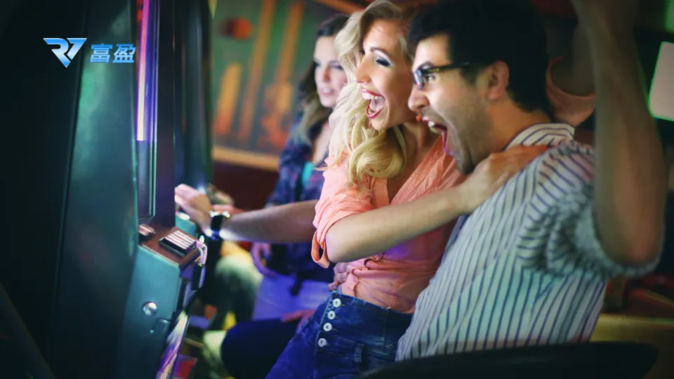 玩家開心操作老虎機畫面，象徵RV富盈娛樂城小資族也能穩玩爆分，適用儲值與遊戲權益相關內容。