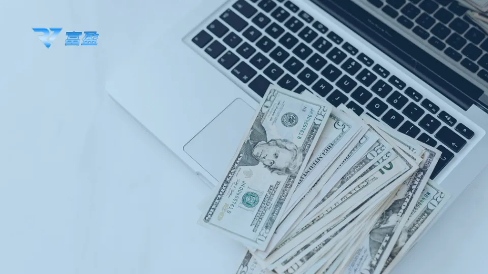 象徵翻本三策略風險的圖片，結合金幣、撲克牌與皇冠元素